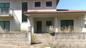 Fachada da moradia T3 em Ribeira de Fráguas