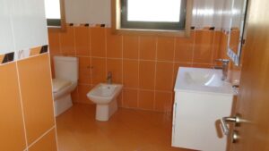 Casa de banho moderna da moradia T4 em Ribeira de Fráguas, Albergaria-a-Velha