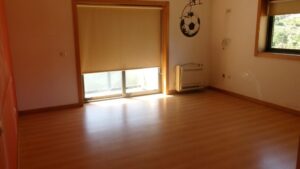 Quarto secundário com varanda da moradia T4 em Ribeira de Fráguas, Albergaria-a-Velha