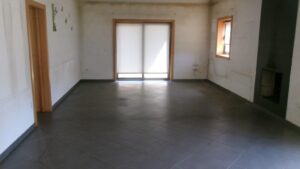 Sala ampla e luminosa da moradia T4 em Ribeira de Fráguas, Albergaria-a-Velha