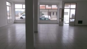 loja comercial de rua em Pombal com amplo espaço comercial e montra de exelência