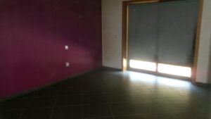 Quarto com guarda- fatos da moradia T4 em Ribeira de Fráguas, Albergaria-a-Velha