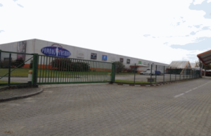 Fachada da loja comercial em Pombal com lugares para estacionamento exterior