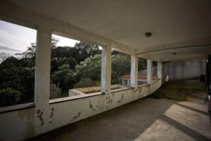 Vista do terreno de 2.904 m² com moradia e restaurante em Angra do Heroísmo