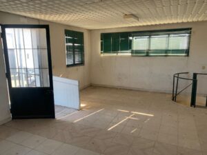 "Escritório no armazém em Santiago do Cacém com ampla janela