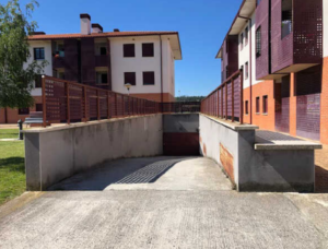 Entrada da garagem da moradia de 3 pisos em Navarra