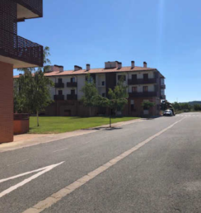 Arruamento junto da moradia de 3 pisos em Navarra