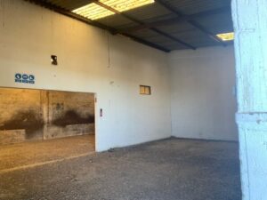 Interior do armazém em Santiago do
