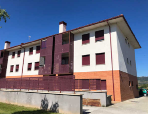 Fachada da moradia de 3 pisos em Navarra.