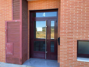 Entrada principal da moradia de 3 pisos em Navarra