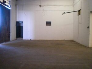Interior do armazém com zonas amplas