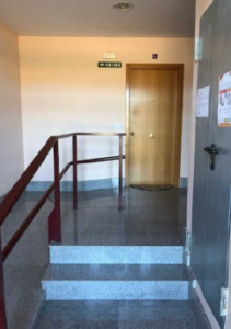Acesso interior da moradia de 3 pisos em Navarra