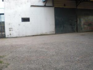 Entrada do armazém em Santiago do Cacém com acesso fácil