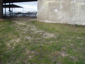 Parte exterior do armazém em Santiago do Cacém com acesso à via pública