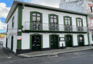 Fachada do prédio onde se encontra o apartamento T3 em São Pedro