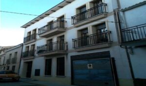 Fachada do apartamento em Casar de Cáceres, prédio de 3 pisos