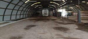 Espaço interno amplo do armazém misto na Ilha do Faial.