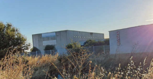 Área externa do armazém industrial em Cáceres.