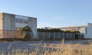 Fachada do armazém industrial em Cáceres.