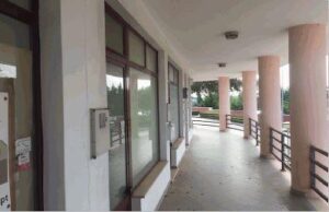 Acessos exterior da loja com garagem e arrecadação.