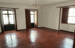 Sala de estar ampla do apartamento T3 em São Pedro, Angra do Heroísmo