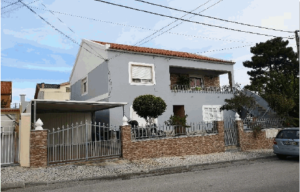 Fachada da moradia T4 na Quinta do Conde