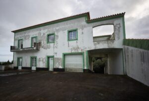 Vista da fachada de 2.904 m² com moradia e restaurante em Angra do Heroísmo