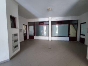 Vista interna da loja com espaço amplo