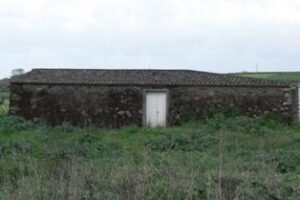 Vista geral dos dois terrenos urbanos nas Fontainhas, Praia da Vitória