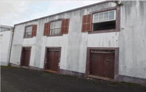 Fachada principal da Moradia Unifamiliar T4 para remodelação.