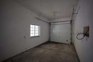 Vista garagem da moradia e restaurante em Angra do Heroísmo