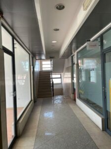Escadaria de acesso ao 1º piso ao Venda de frações no Centro Comercial Millenium em Abrantes
