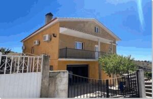 Fachada principal da Moradia T3 Sendim
