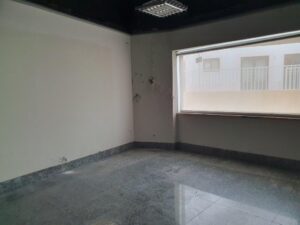 Com bastante luminosidade janelas amplas da Loja comercial no centro de Vila Nova da Barquinha.