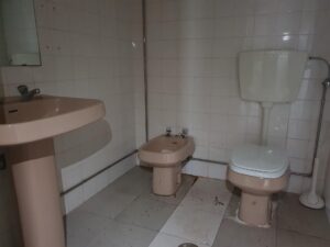 sanitario amplo da Loja comercial no centro de Vila Nova da Barquinha.