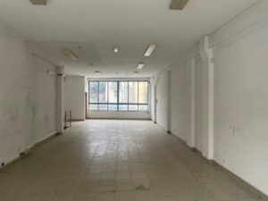 Espaço amplo das lojas em Macedo de Cavaleiros
