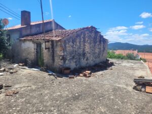 Vista exterior da moradia unifamiliar T2 em Amêndoa, Mação