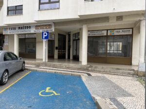 Fachada das lojas e armazém em Macedo de Cavaleiros