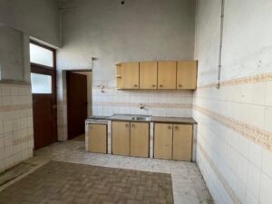 Cozinha espaçosa na moradia T5 em Paços da Serra