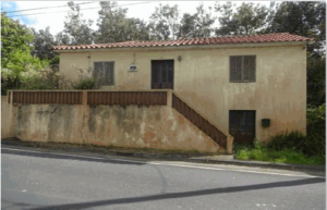 Fachada principal da casa T3 de dois pisos no Salão, Ilha do Faial.