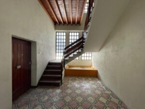 escadas de acesso para o 1º andar da moradia T5