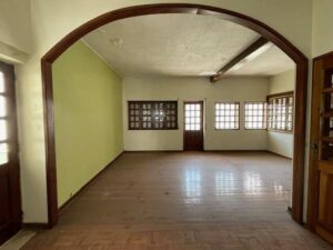 Sala de estar acolhedora no rés-do-chão da moradia T5.