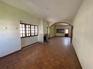 Sala de estar acolhedora e lareira no rés-do-chão da moradia T5.