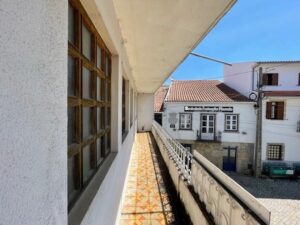 Varanda com vista para o centro de Paços da Serra