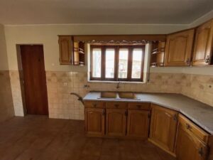 Cozinha espaçosa e equipada em moradia T5 em Paços da Serra