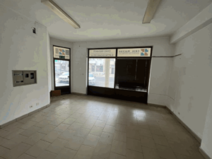 Entrada e vitrine das lojas e armazém em Macedo de Cavaleiros