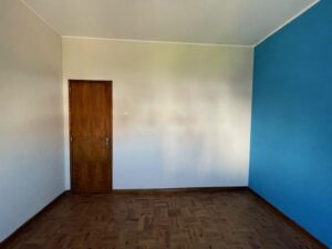 Quarto confortável no 1º andar na moradia T5 em Paços da Serra