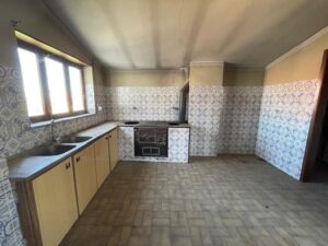 Cozinha com design tradicional no 2º andar da moradia