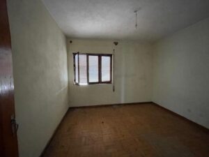 Quarto principal com ampla janela no 2º andar.