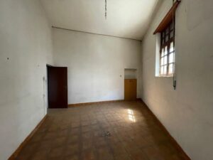 Quarto único com ampla janela no res do chão da moradia T5